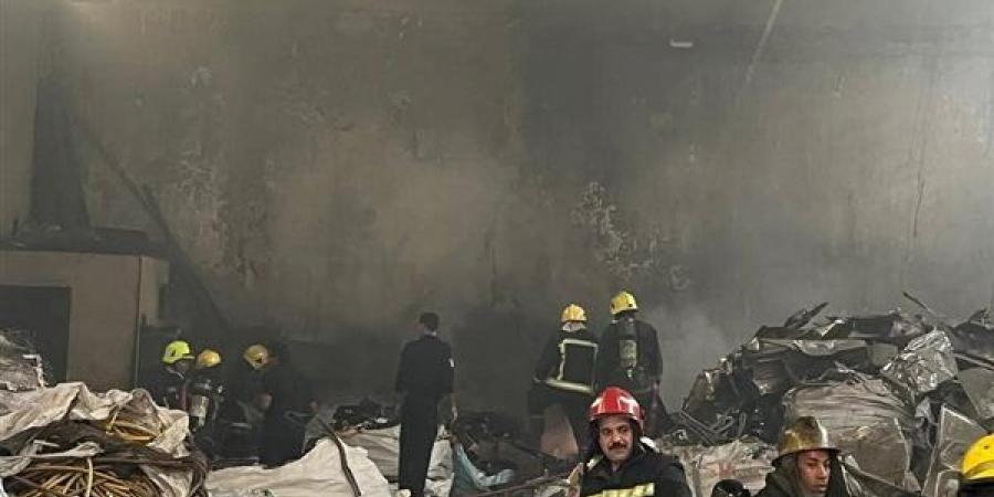 الحماية المدنية تدفع بـ 3 سيارات إطفاء لإخماد حريق اندلع في مخزن خردة بمصر القديمة