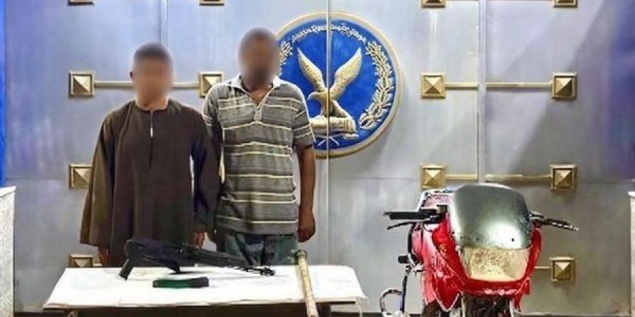 خلافات الجيرة تشعل مشاجرة، والأمن يضبط عاملين بحوزتهما بندقية آلية بسوهاج