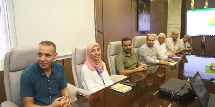 رئيس جامعة قنا يناقش خطط التطوير الرقمية لتطبيق "موارد" ويشيد بنتائجه (صور)