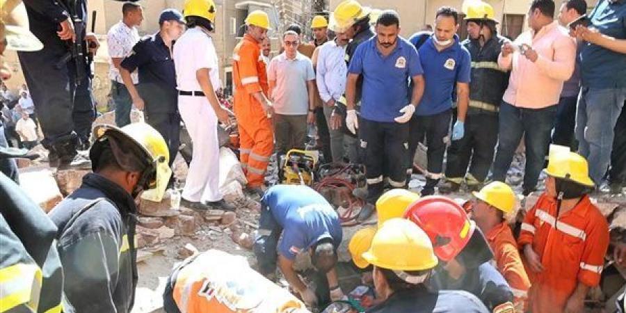 تطورات عقار المنيا المنهار، انتشال جثمان سبعينية وإصابة آخر والهلال الأحمر يصل موقع الأنقاض