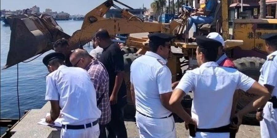 إزالة 9 مراسي مخالفة على النيل في رأس البر ضمن أعمال الموجة 30