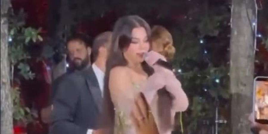 سقوط هيفاء وهبي علي المسرح في حفل زفاف نجل جوليا بطرس (فيديو)