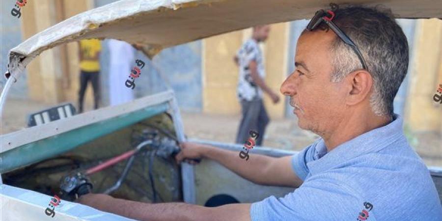 صنعها وفاء لصديقه من ذوي الهمم، حكاية ابن المنيا الذي حول الخردة إلى مركبة للتنقل (فيديو وصور)