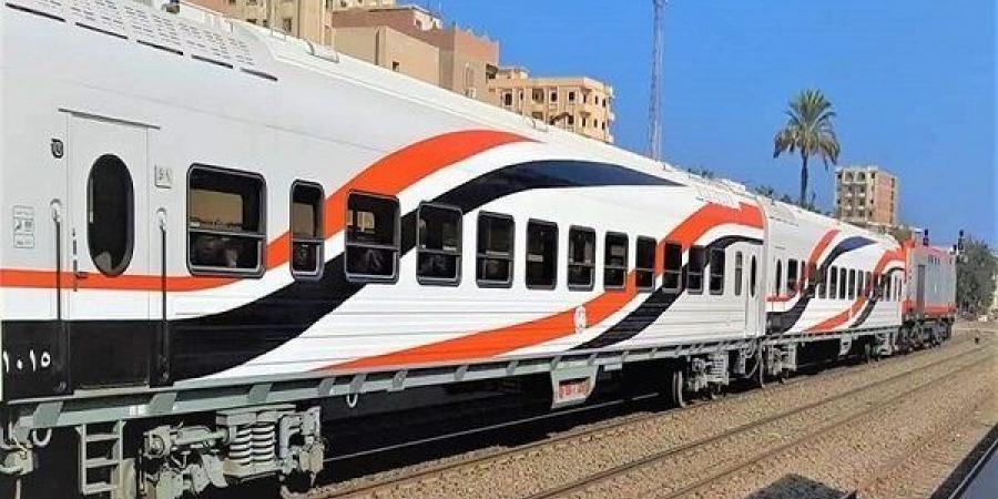 النقل: التنسيق مع شرطة النقل لضبط الشاب الظاهر في فيديو تحطيم مرايات قطار مطروح