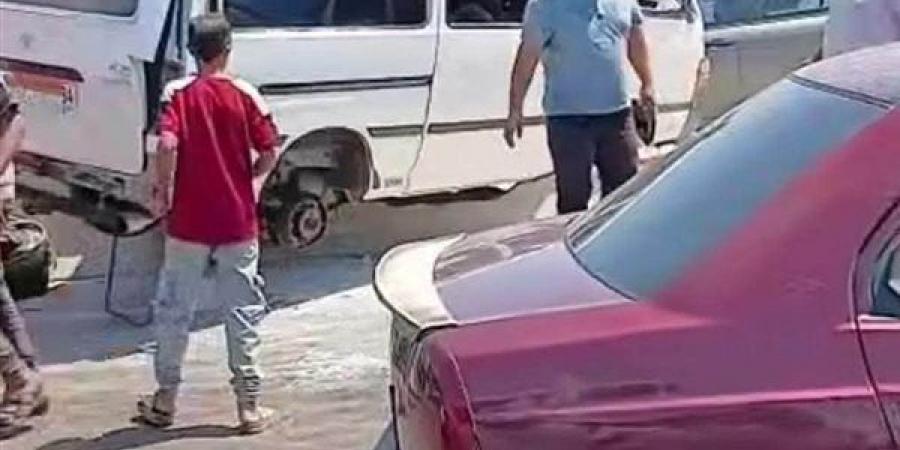 إصابة شخصين في انقلاب سيارة محملة بالبصل بالطريق الصحراوي في قنا