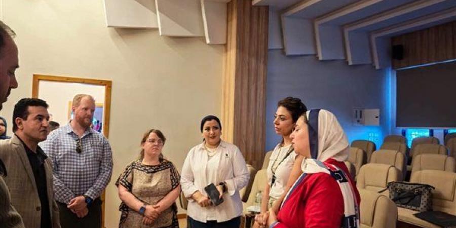 وفد السفارة الأمريكية يتفقد الركن الأمريكي بمكتبة مصر العامة بالمنصورة