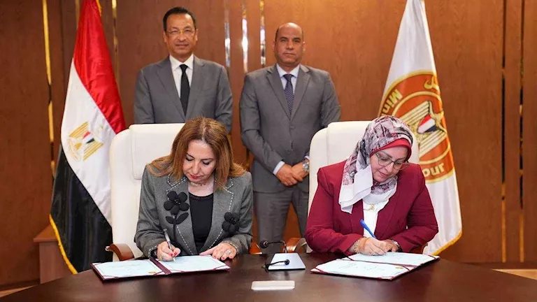مذكرة تفاهم بين العمل والاتصالات لرقمنة الخدمات وتطوير منظومة التشغيل
