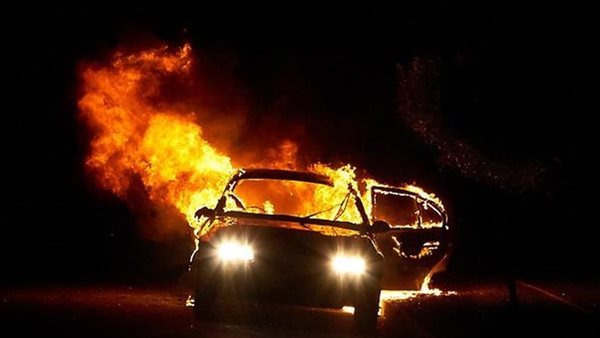 النار أكلتها بالكامل، احتراق سيارة عند مدخل قرية سنديون بقليوب