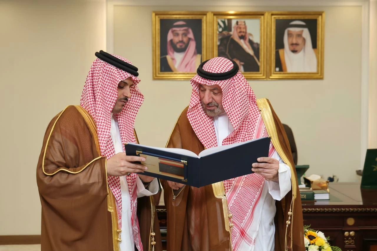 أمير نجران يطّلع على تقرير عن أعمال المسح والتنقيب الأثري في المنطقة