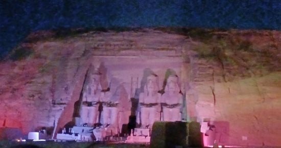 السائحون يستمتعون بعروض الصوت والضوء في معبد أبوسمبل ليلة تعامد الشمس