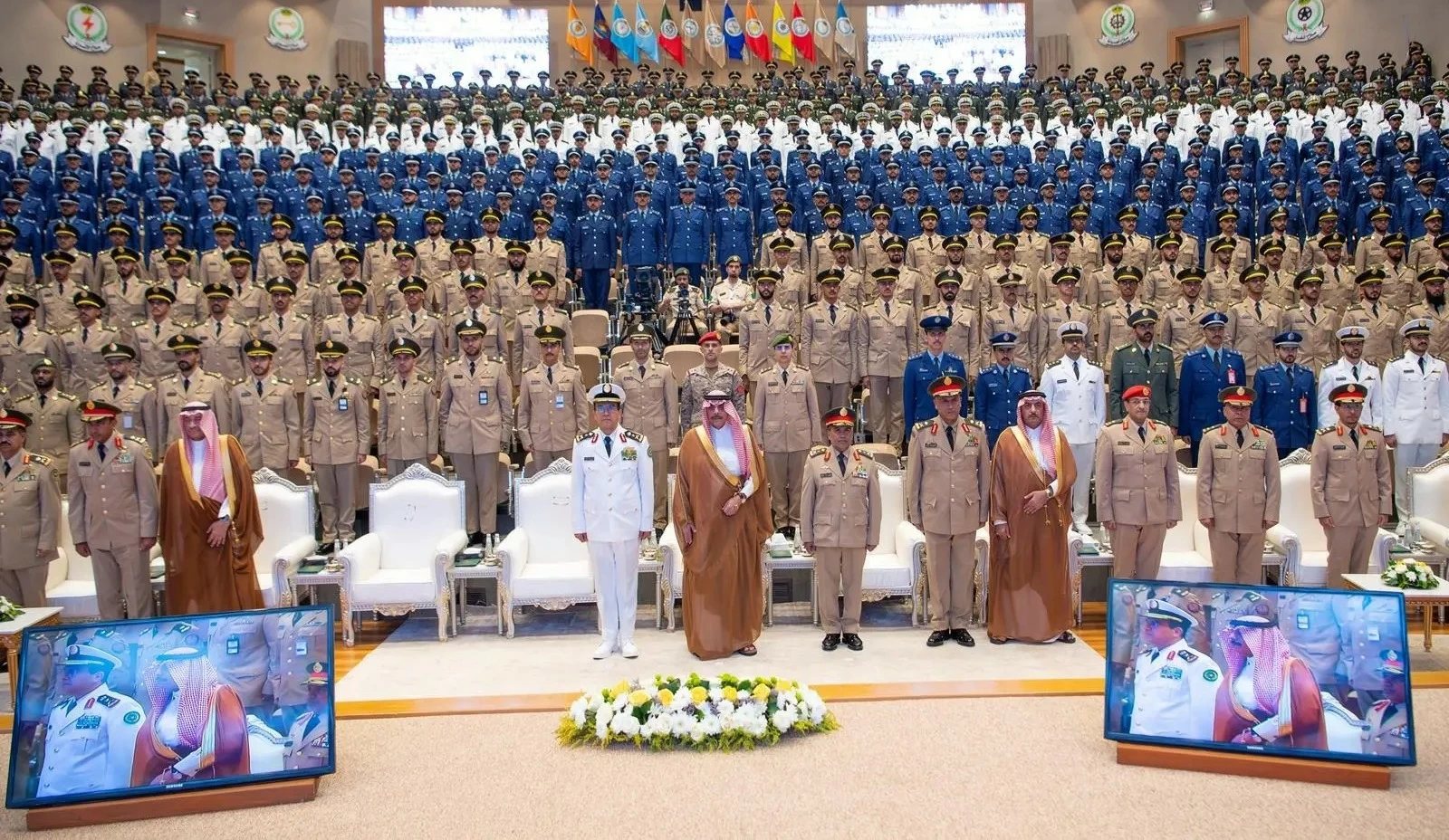 نائب وزير الدفاع يرعى حفل تخريج طلبة دورات تأهيل الضباط الجامعيين لأفرع القوات المسلحة