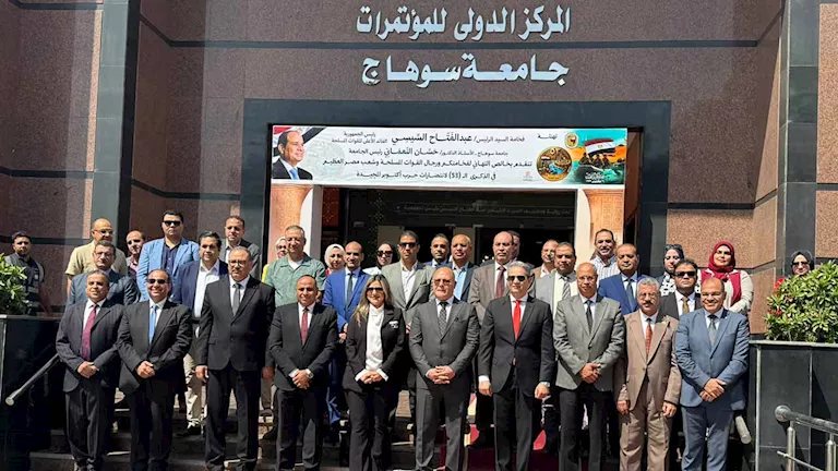 نقيب الإعلاميين يناقش مخاطر الشائعات والذكاء الاصطناعي بجامعة سوهاج - صور