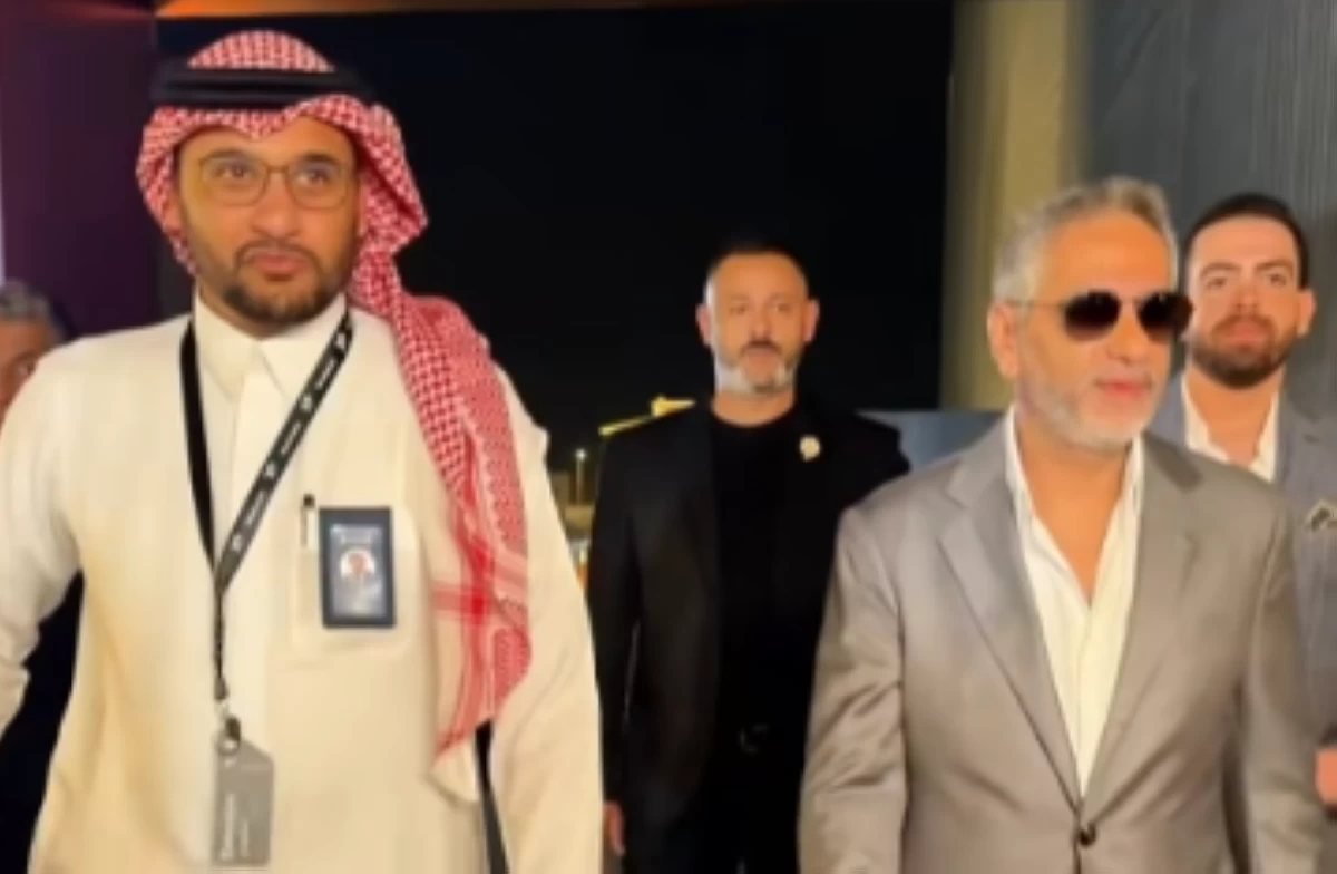 لحظة وصول الفنان فضل شاكر إلى مسرح «الخبر» وسط تحية الجمهور (فيديو)