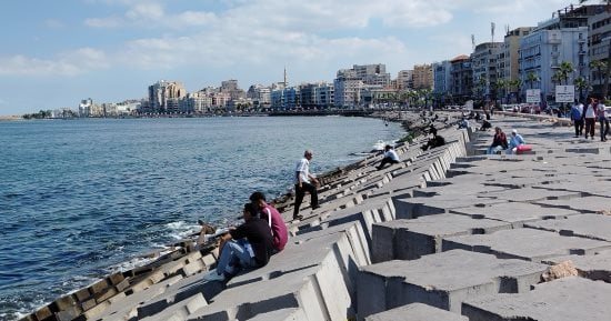 ميناء الإسكندرية يعلن انتظام الملاحة رغم تقلبات الطقس وارتفاع الأمواج
