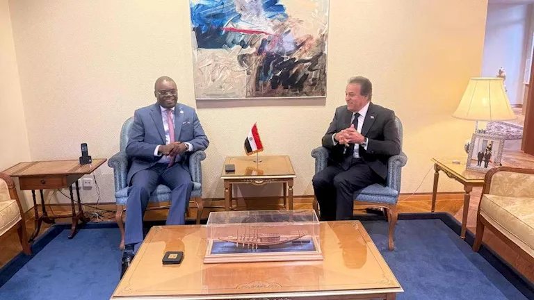 مصر والمركز الأفريقي لمكافحة الأمراض يبحثان تعزيز الاستعداد للأوبئة والتصنيع الطبي