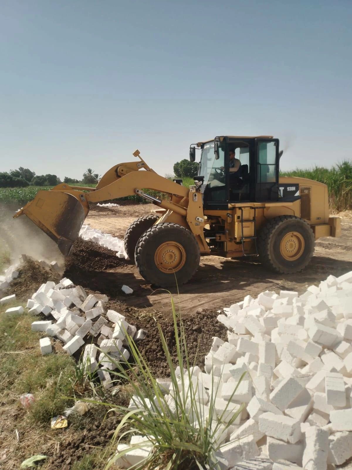 إزالة تعديات على الأراضي الزراعية ومخالفات بناء خلال حملات في الأقصر