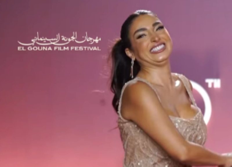 روجينا تخطف الأنظار برقصة عفوية على السجادة الحمراء في مهرجان الجونة (فيديو)