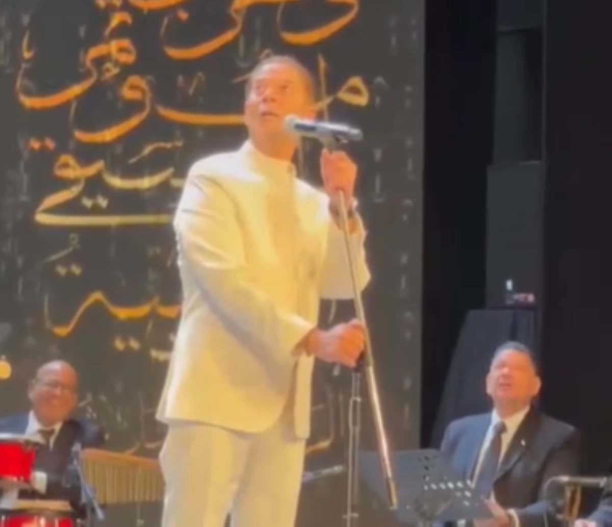 «أجي أغنيلكم في البيت».. مدحت صالح يمازح جمهور مهرجان الموسيقى العربية (فيديو)
