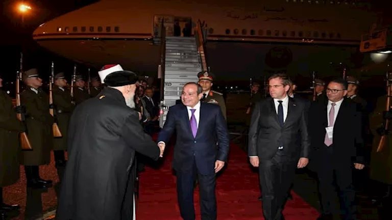 السيسي يصل إلى بودابست في مستهل زيارة رسمية إلى المجر