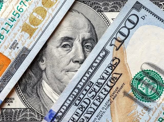الدولار يهبط بعد تثبيت البنك المركزي الأمريكي أسعار الفائدة