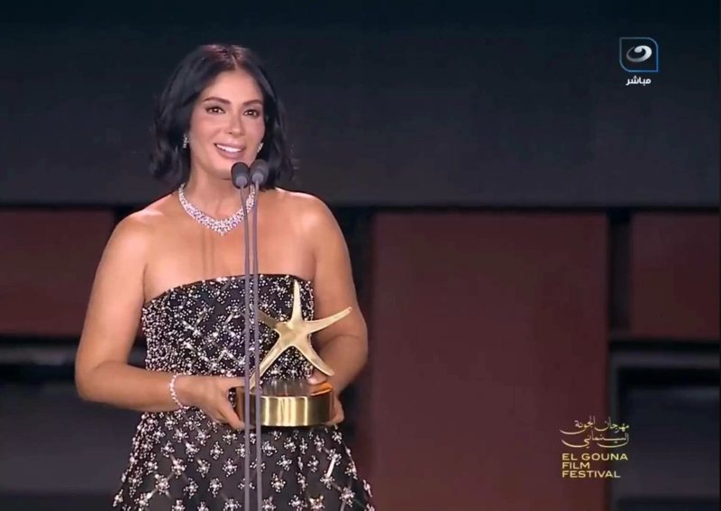 منى زكي تحصد جائزة الإنجاز الإبداعي في افتتاح الدورة التاسعة لمهرجان الجونة السينمائي