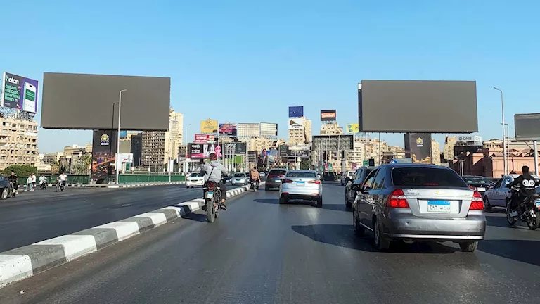 استمرار إيقاف اللوحات الإعلانية بمحور 26 يوليو بعد واقعة بث مشاهد خادشة | صور