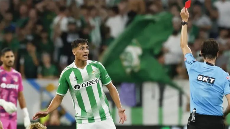 بعد طرده أمام برشلونة.. لاعب ريال بيتيس يعتذر للجماهير ولزملائه