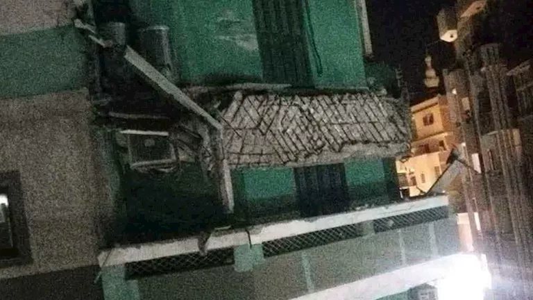 بعد كارثة عقار بيلا.. انهيار شرفة شقة يثير ذُعر أهالي دسوق بكفر الشيخ - صور