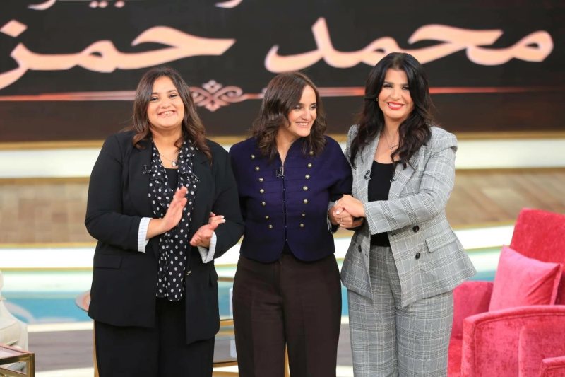 الخميس المقبل.. بنات الشاعر الغنائي محمد حمزة في «معكم منى الشاذلي»