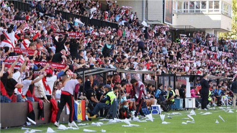 إيقاف مباراة رايو فاليكانو وأتلتيك بلباو بسبب احتجاجات الجماهير وإلقاء الكرات داخل الملعب