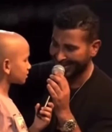 بعد وفاته مع والدته في حادث مأساوي.. أحمد سعد يودع ياسين محارب السرطان برسالة مؤثرة بعد الغناء معه