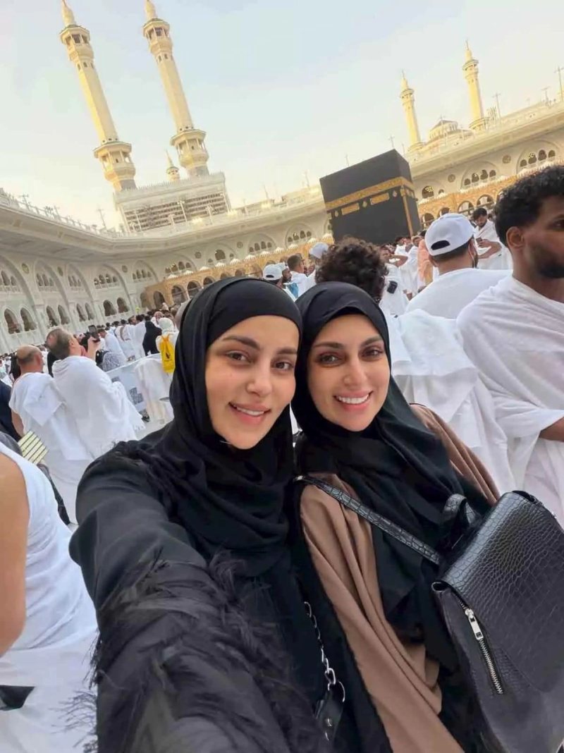 إسراء عبدالفتاح تتصدر التريند بصورها من أمام الكعبة أثناء أداء العمرة (صور)