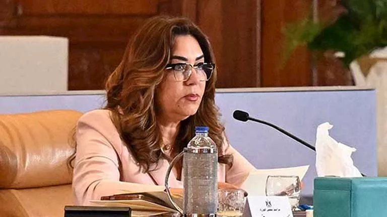 منال عوض: 123 محطة لرصد الهواء وتحويل 754 أتوبيسًا للعمل بالغاز الطبيعي