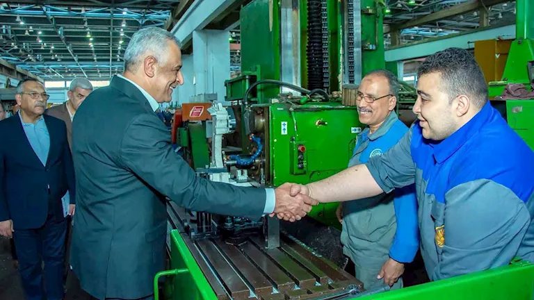وزير الإنتاج الحربي للعاملين بمصنع 100 الحربي: لا مكان لماكينات غير مستغلة