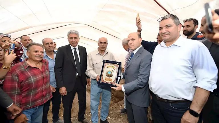 وزير السياحة يكرم مواطنًا بالغربية أبلغ عن كشف أثري أمام منزله