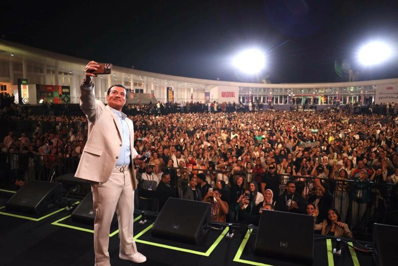 إيهاب توفيق يشعل مهرجان الفسطاط الشتوي بحفل كامل العدد (صور)