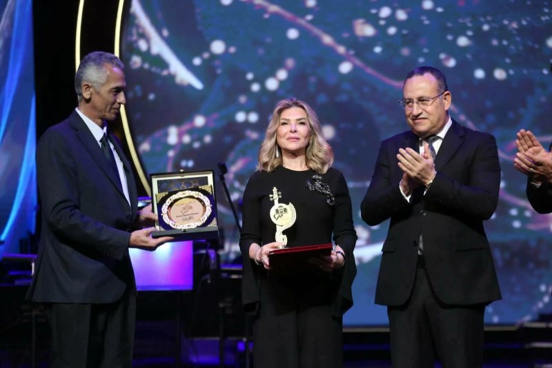 في ليلة تكريمه بمهرجان الموسيقى العربية.. أرملة هاني شاكر تبكي مع إعلان إقامة تمثال له بدار الأوبرا (صور)