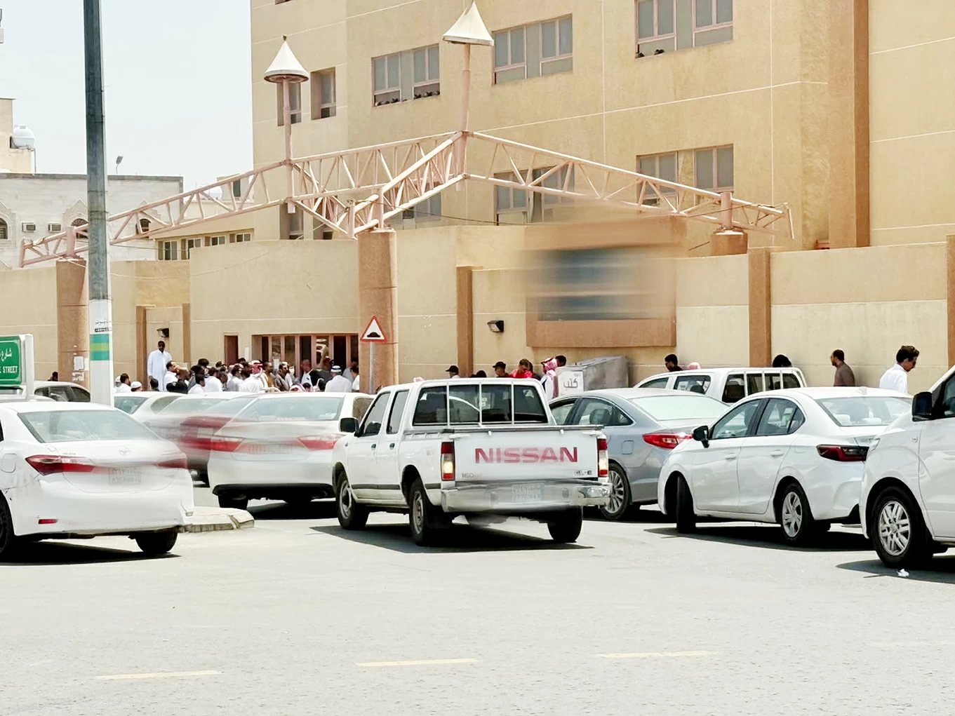 للوقاية من الشمس.. تأهيل المظلات المدرسية لحماية الطلاب وأولياء الأمور