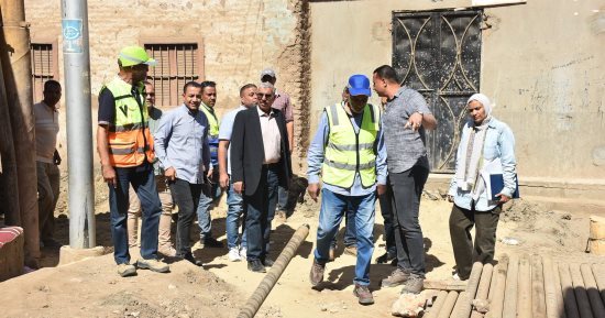 رئيس مياه الأقصر يتفقد أعمال الصرف الصحي المتكامل بكلستر الدبابية.. صور