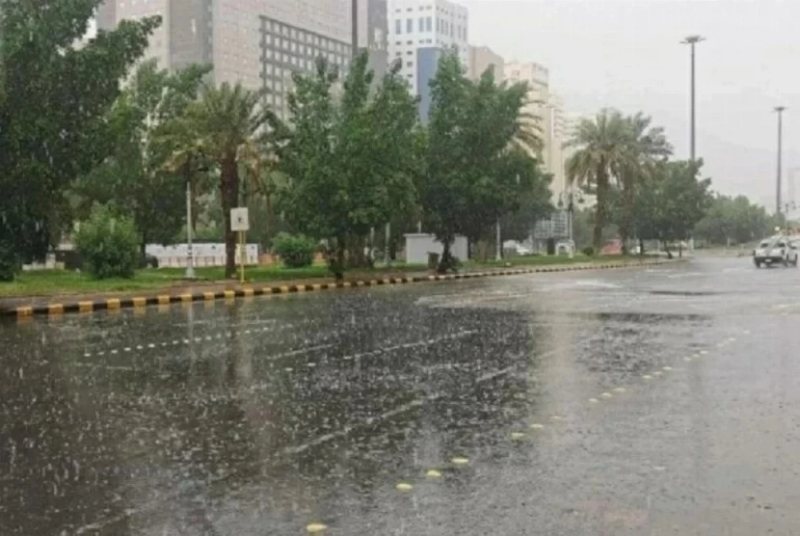 إنذار أحمر في العاصمة المقدسة.. أمطار ورياح وصواعق حتى 11 مساء