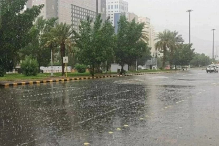 إنذار أحمر في العاصمة المقدسة.. أمطار ورياح وصواعق حتى 11 مساء