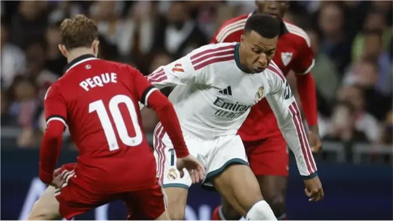 ريال مدريد يتقدم على إشبيلية بثنائية في الشوط الأول