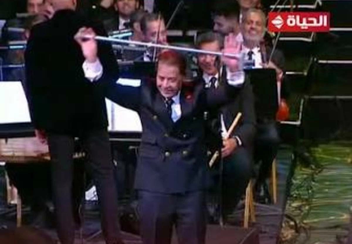 «رقصة بالعصا».. مدحت صالح يخطف الأنظار في ختام مهرجان الموسيقى العربية (فيديو)