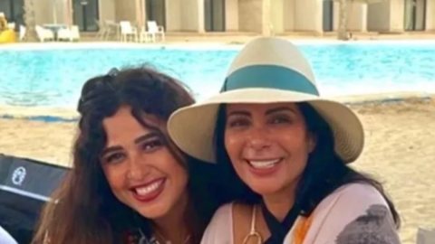 ياسمين عبد العزيز تحسم الجدل حول خلافها مع منى زكي: «حبيبتي وأختي وصحاب من أيام كده أوكيه»