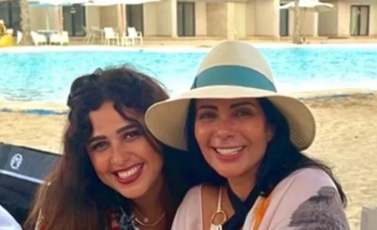 ياسمين عبد العزيز تحسم الجدل حول خلافها مع منى زكي: «حبيبتي وأختي وصحاب من أيام كده أوكيه»