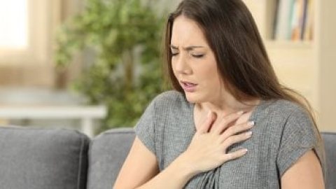 بينها ارتعاش الجفن.. اعرف اسباب 5 اعراض يشعر بها الجميع وطرق العلاج