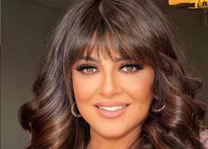 «بدون مشاعر».. هالة صدقي تكشف كواليس مشهد القبلة الشهير مع أحمد زكي في فيلم «الهروب» (فيديو)