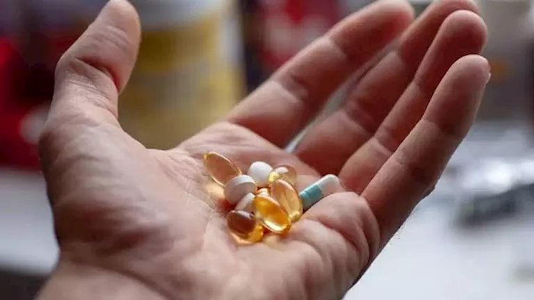 "الحق في الدواء" يطالب بمساءلة 16 فنانًا بسبب إعلانات مضللة لأدوية ومكملات