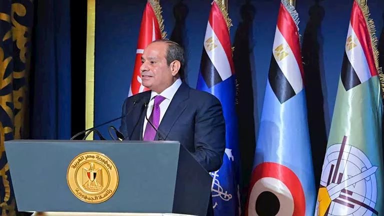 الرئيس السيسي: "اللي يضعف الدولة قبل ما يحكمها.. هيعمل إيه لما يمسكها؟"