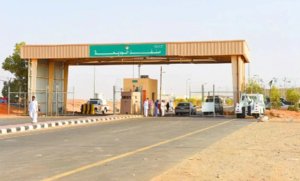 سبقت الإسعاف بخطوة.. ممرضة تنقذ رضيعاً بمنفذ الوديعة